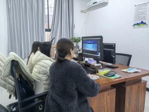 老师们聆听专家讲座