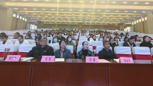 图2：郑东新区各中小学业务校长、课程建设负责人和部分骨干教师参会