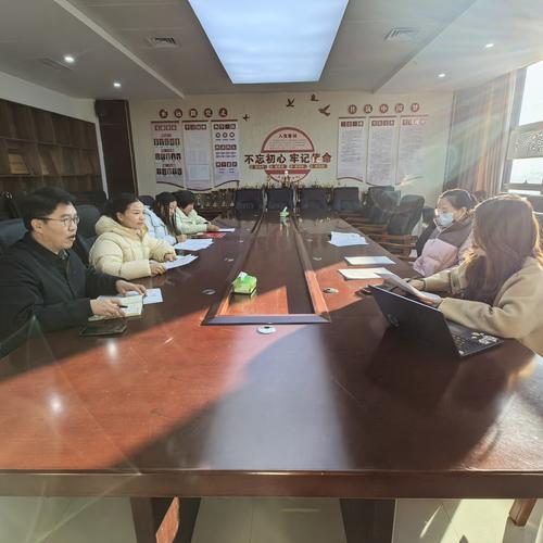 蒋树立老师和与会老师课后进行评课