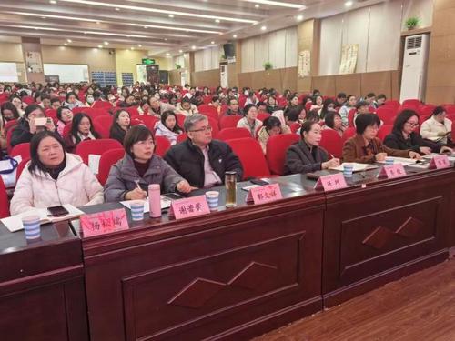 2与会人员认真学习