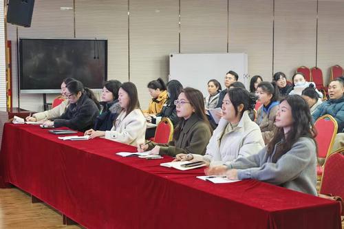 参会老师认真聆听