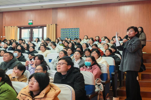 2.教研员谢蕾蕾老师和老师一起分析典型问题