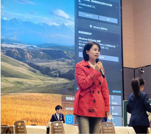 2郑东新区中小学美术书法教研员麻白娟进行点评