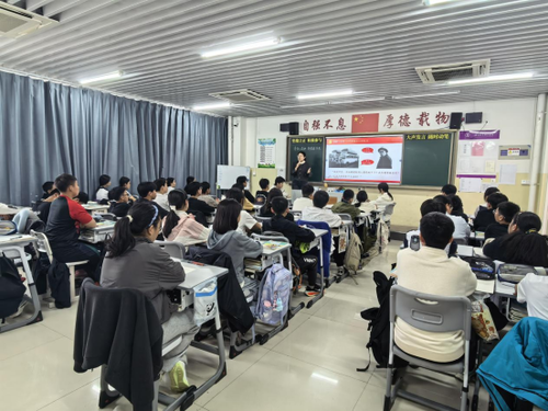 1.于燕老师执教《寻铁人足迹，铸青春底色》一课