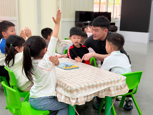 1.郑东新区实验幼儿园林帅豪老师积极与孩子们互动交流