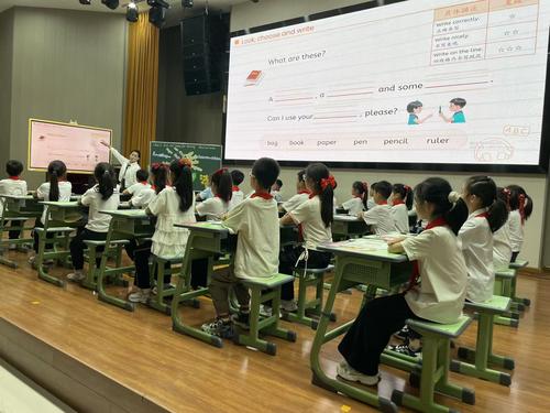 永盛小学孙燕婷老师在小学英语一三五年级新教材培训会作课例展示