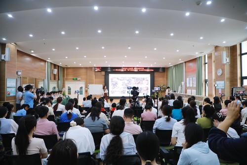 1.郑东新区幼儿园美术教学活动观摩研讨在郑州市郑东新区第二实验幼儿园举行