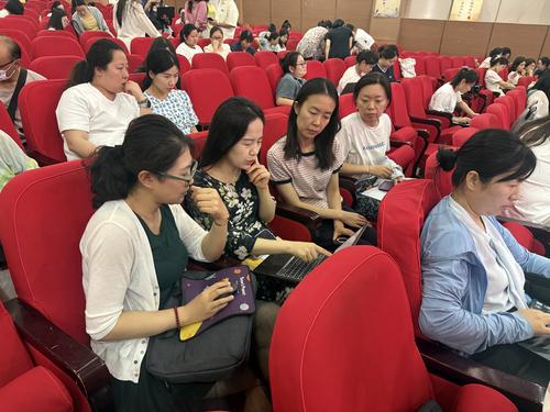参会教师进行现场试题打磨研讨