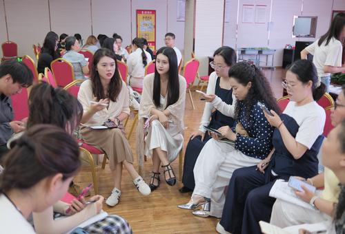 2.老师们积极探讨