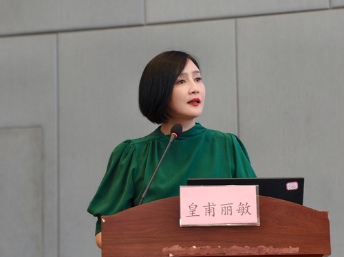 2郑东新区基础教育教学研究室副主任皇甫丽敏作专题培训