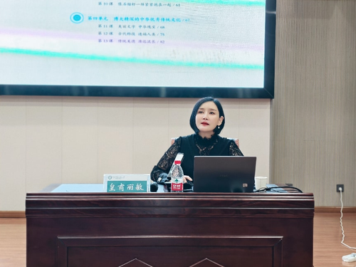 郑东新区基础教育教学研究室副主任皇甫丽敏作专题培训